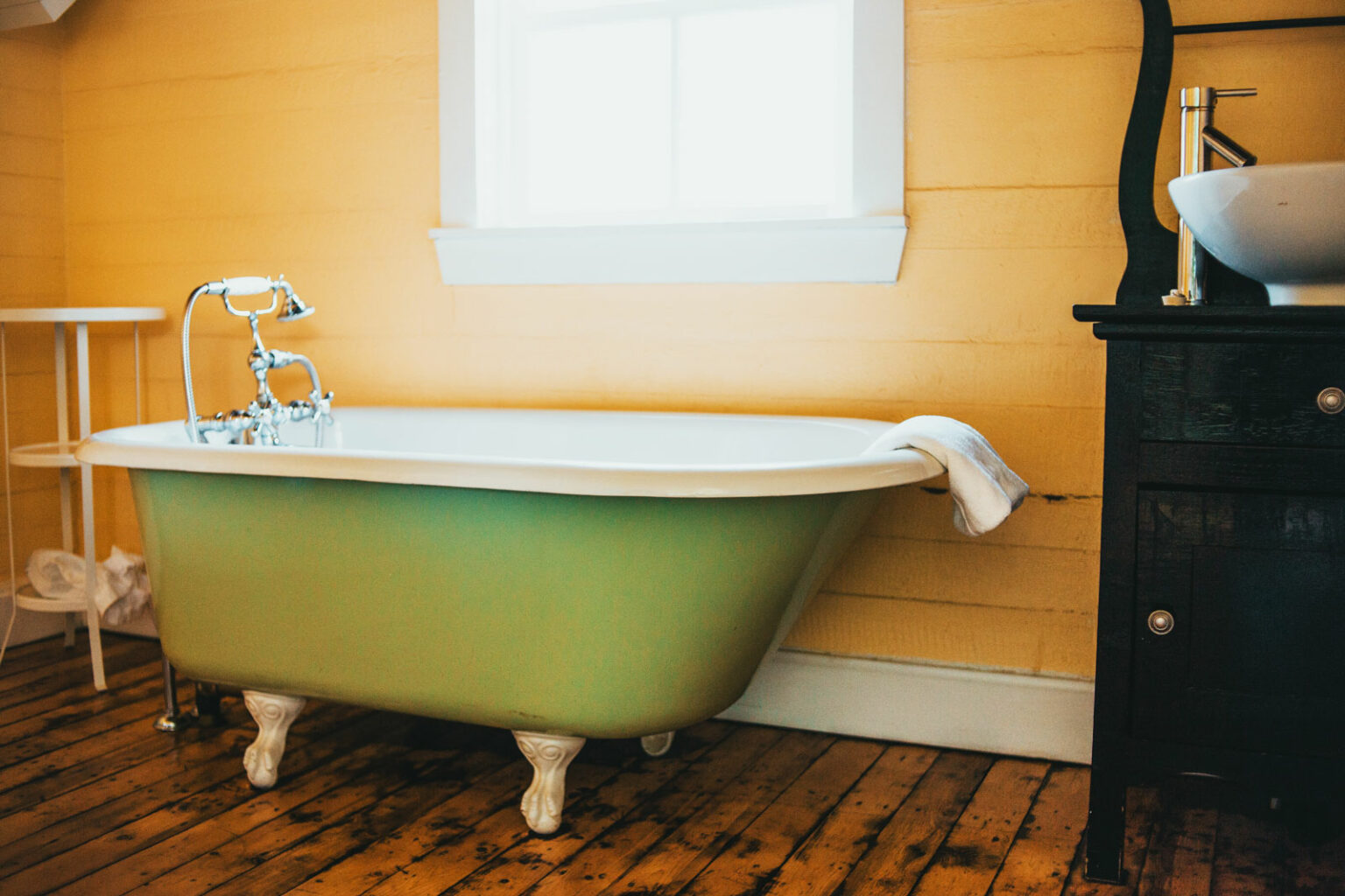 How Much Does a Clawfoot Tub Weigh? What You Need To Know